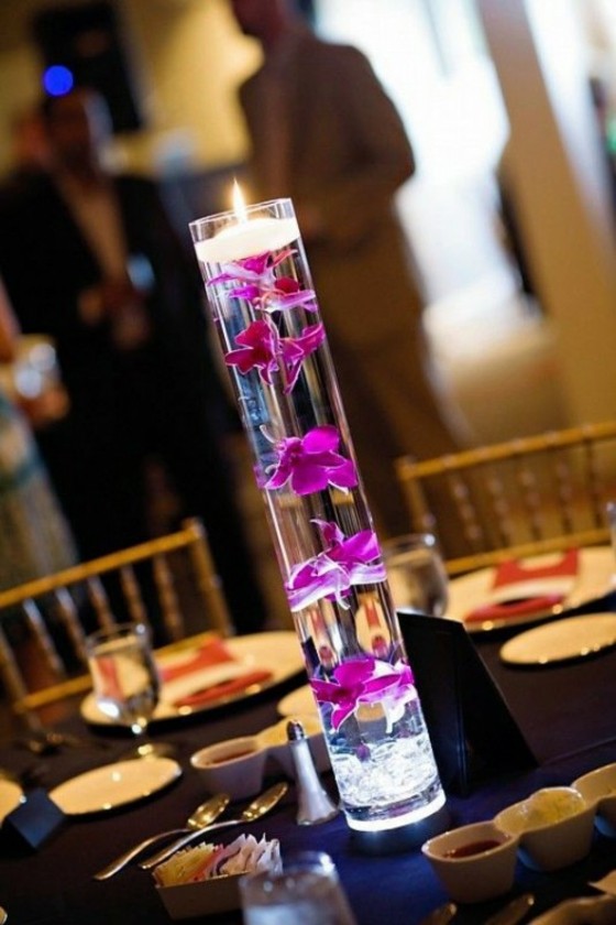 Svadobná dekorácia dekorácia stolu s kvetmi vo vode Fialové sklenené trubice-plávajúce-vo-vode