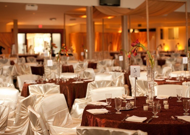 Jednoduchá kvetinová dekorácia na svadbu s kalamami v červeno-oranžovej farbe kvetinová výzdoba na svadobnú hostinu-výzdoba stolu-callas-číslo stolu-kytica-červeno-oranžovo-obrus