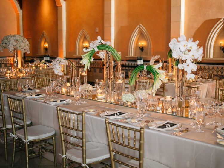 Ušľachtilá dekorácia na stôl s kalami a orchideami v bielej farbe kvetinová výzdoba-svadba-biela-kalasa-dekorácia na stôl-kytice-orchidey-sklenené vázy-príbor-zrkadlo