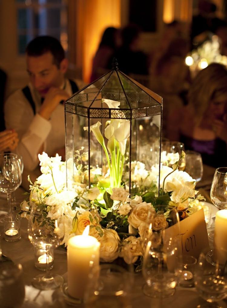 Stôl pre hostí so sviečkami a kalamami pod sklenenou kapotou kvetinová výzdoba-svadobná-sklenená kupola-stredobod-stolná dekorácia-ruže-sviečky-hostia-poháre-callas