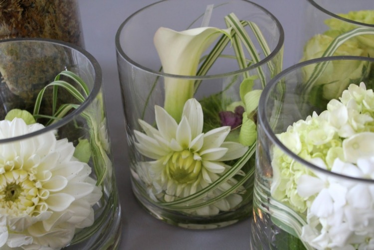 Sklenené vázy s rôznymi bielymi kvetmi kvetinové dekorácie-svadobné-sklenené vázy-nízke-callas-stolné-dekorácie-kvety-biele-odrody
