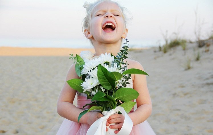 Kvetinové deti na svadbe sú vždy veľmi hrdé na dôležitú úlohu Kvetinové deti na svadbe -strandhochzeit-strauss-girl-small-funny
