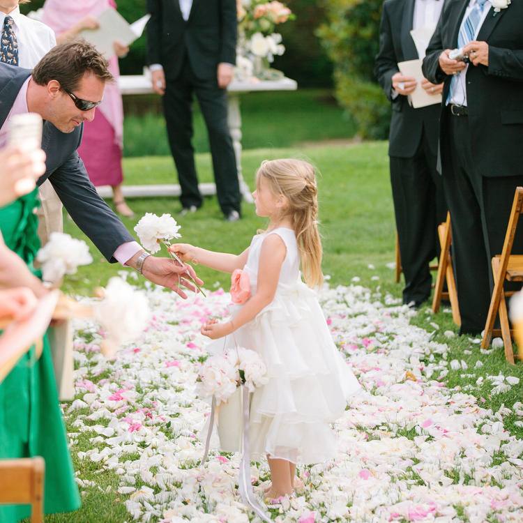 Kvetinové deti na svadbe posypte okvetnými lístkami Kvetinové deti na svadobno-kvetinovom-košíku-bielom-kvetinovom-lístku-kvetinovom koberci