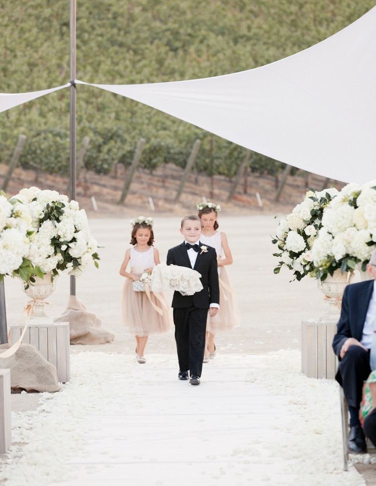 Svadobný obrad s kvetinkou a nositeľom prsteňa kvetina-deti-svadba-kvetina dievča-prsteň-oblek-letný-štýlový