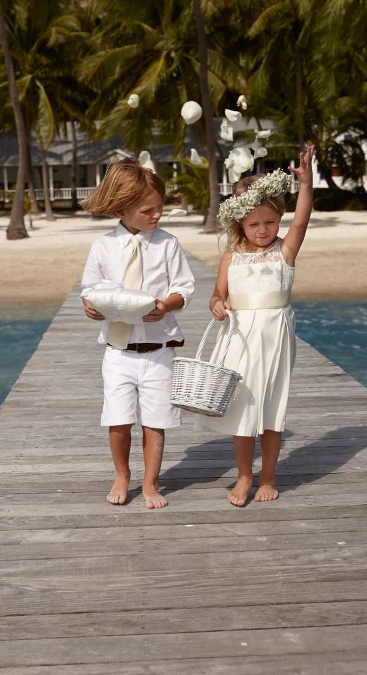 Kvetinová dievčina a prsteň na svadbe na pláži kvet-deti-svadba-plaz-svadobny-most-kosik-biely-prstenovy nosic