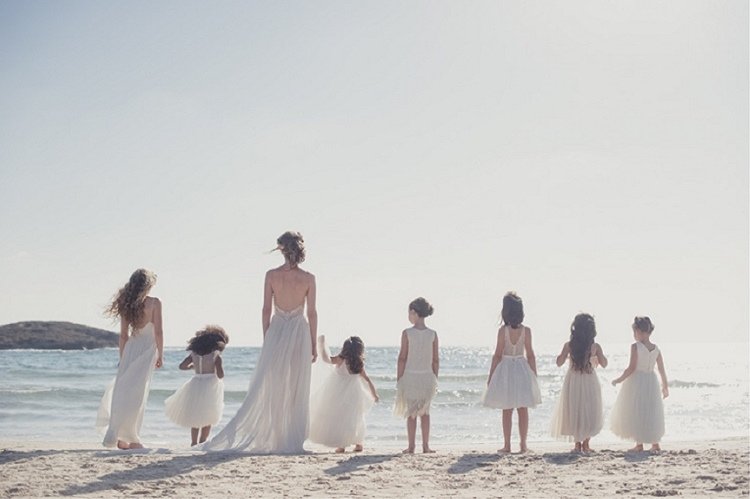 Kvetinová dievčina oblečená v jemných bielych šatách v štýle boho kvety-deti-svadba-pláž-svadba-boho-biela-dievča-nevesta