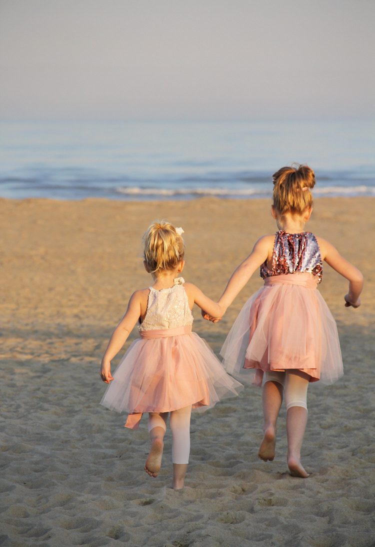 Kvetinové dievčenské šaty v bledoružovej farbe s flitrami kvety-deti-svadba-pláž-svadba-ružovo-biele-flitre