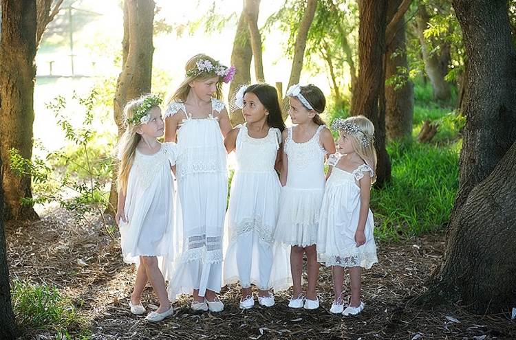 Biele čipkované šaty a kvetinové vence na vintage svadbu kvet-deti-svadba-boho-čipka-biely-kvetinový veniec