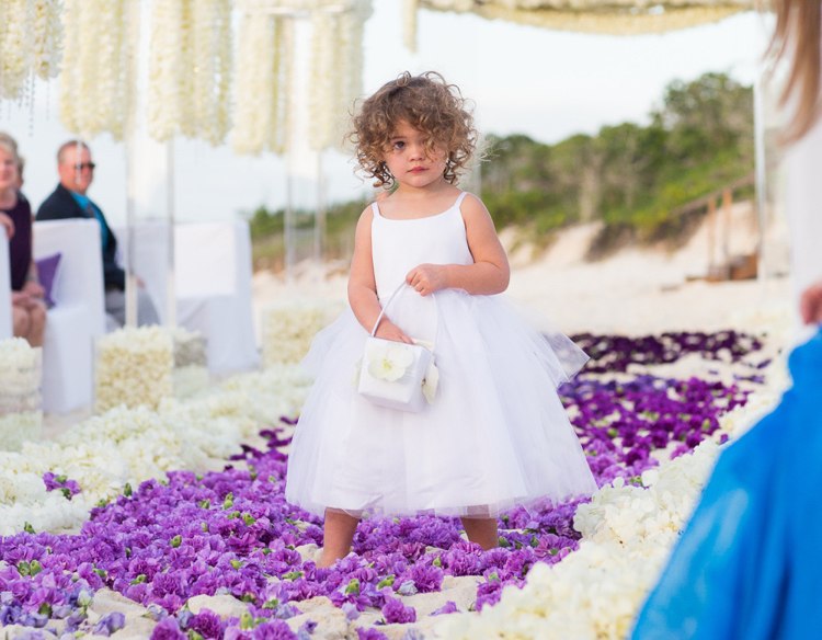 z trepačky a posypeme okvetnými lístkami kvetinové deti-svadobný košík-biely-kvetinový-koberec-kvetinové listy