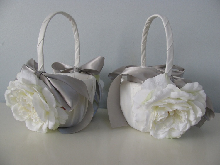 Ozdobte kôš šejkra v striebornej bielej farbe s umelými kvetmi kvetinové deti-svadba-kor-biela-saténová mašľa-umelé kvety