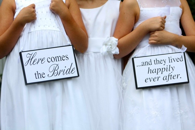 interpretovať nádherný zvyk originálnym spôsobom kvetinové deti-svadobné-biele-šaty-dievča-roztomilé-znamenia