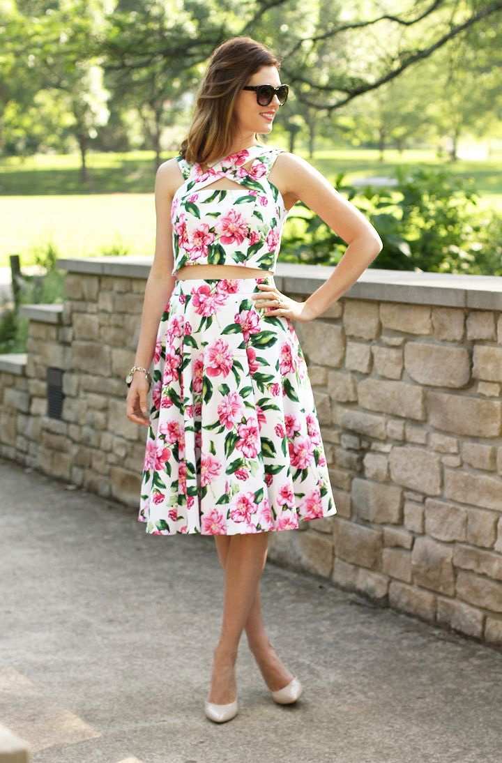 Skladaná midi sukňa s kvetinovým vzorom kombinuje letné módne trendy v štýle crop top