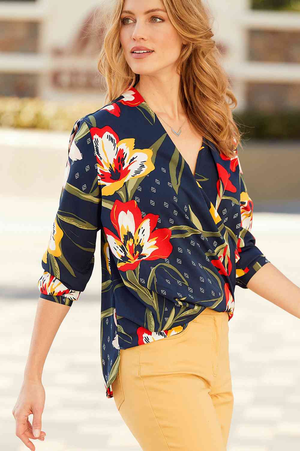 Košeľová blúzka s kvetinovým vzorom kombinuje tmavo modré žlté nohavice módne trendy medové blond vlasy