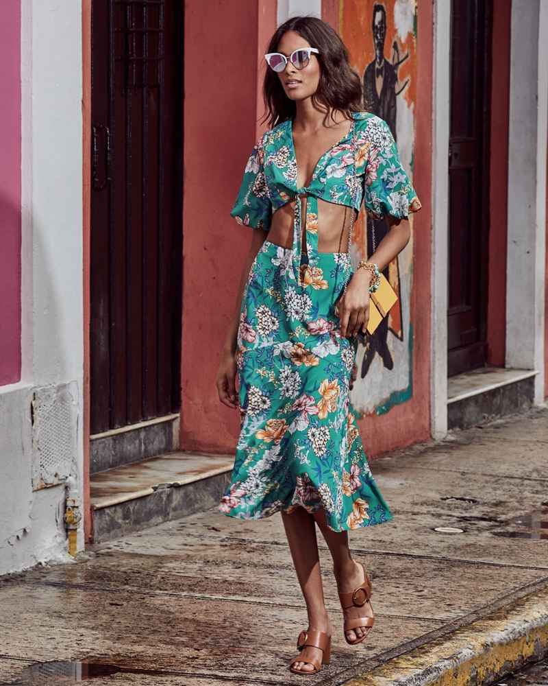 Kvetinové vzory v najnovšom trendovom trende kombinujú midi sukňu, crop top a kvetinovú potlač