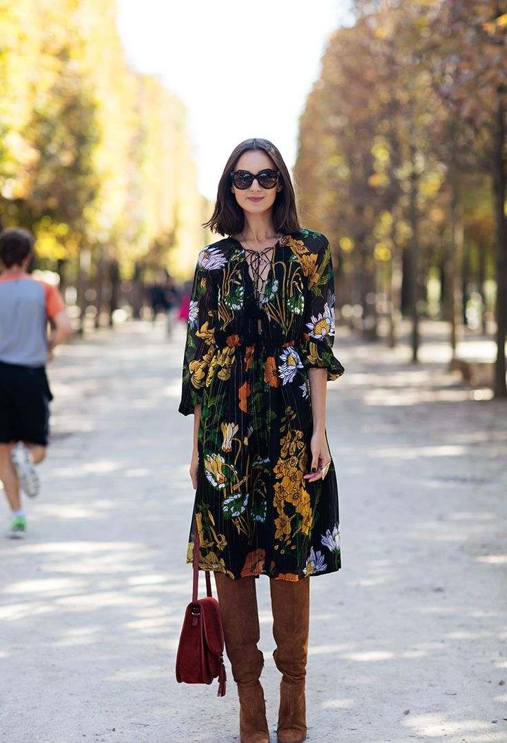 Šaty s kvetinovým vzorom kombinujú zimné oblečenie semišové topánky módne trendy ženy