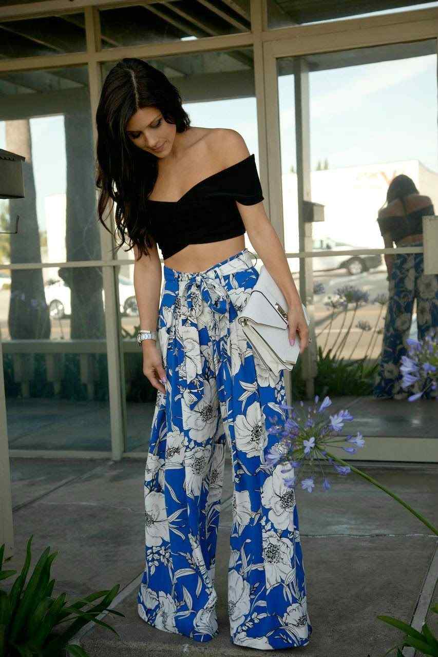 Široké nohavice s kvetinovým vzorom kombinujú čierne trendy top trendy v lete 2019