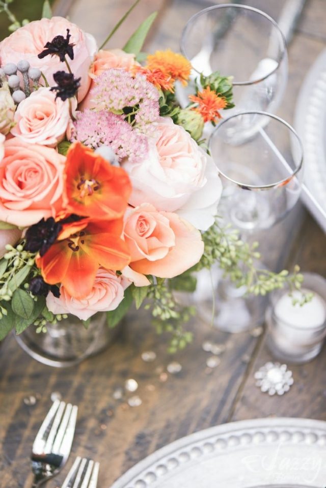 Letná kytica s ružovo-krémovo-striebornými príbormi a brúsenými pohármi na víno Ruže-krémovo-farebné-svadobné-kytice-zlaté-príbory-brúsené-poháre na víno