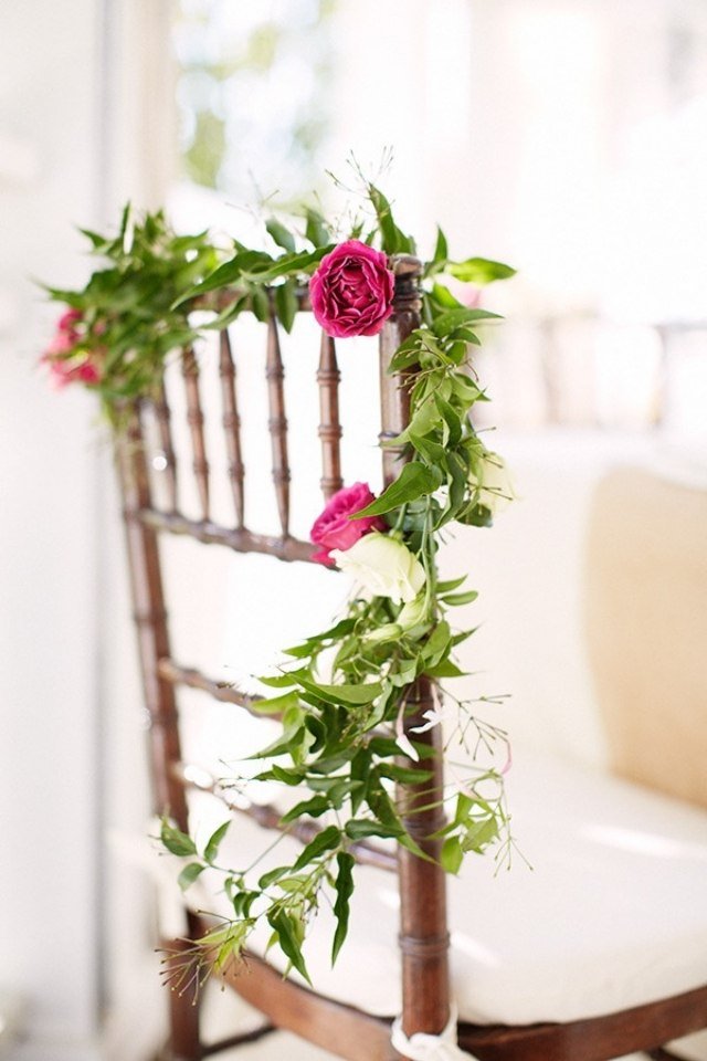 Urobte si sami prírodná kvetinová girlanda ružová stolička vo vintage štýle kvety-veniec-šperky-svadba-kutilstvo-ruže-vinobranie-stolička