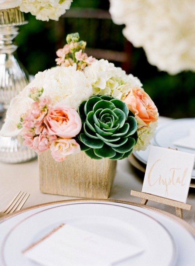 Svadobné dekorácie na stôl v sukulentoch vintage vzhľadu a pútačiek ružových očí Vintage-vzhľad-sukulentná-dekorácia stola-pútavé-miesto card-diy