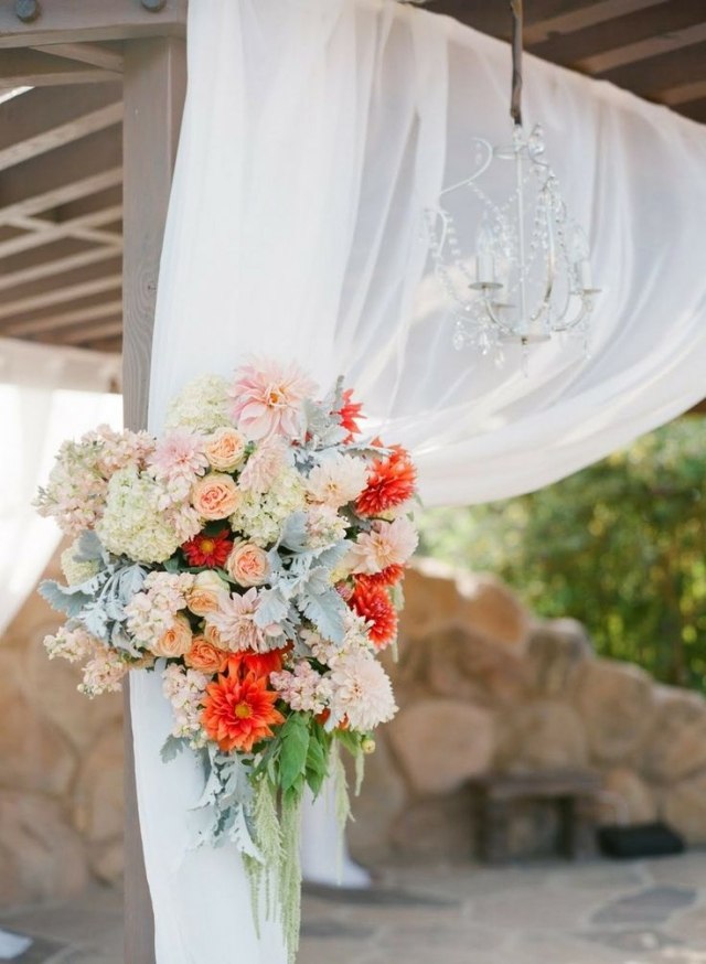 Vybavte kyticu kvetov farebnou akcentovou pergolou so závesmi a lustrom Farebné akcenty-pergola-so-závesmi-luster-kytica