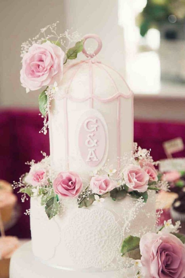 Svadobná dekorácia diskrétne ozdobená ružovými ružami-harmonický celkový obraz na úrovni poschodia Svadobné-dekoračné-prvky-súvislé-celkové-obrazové-tortové podlahy