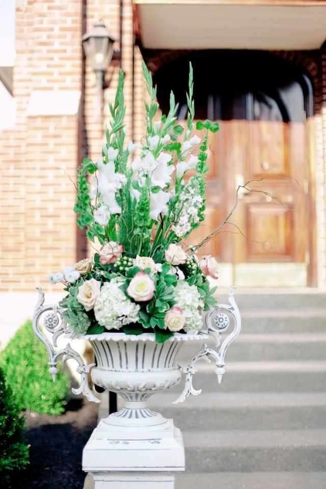 Svieže kvetinové dekorácie s prirodzeným vzhľadom pre svadobné nápady aranžmán prírodná-dekorácia-svadobné-nápady-kvetinové korytá-dom-vchod