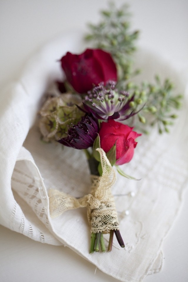 Dekorácia stola s jemnou čipkovanou kyticou v závislosti od sezóny Dekorácia stola-na-tanieri-jemné-čipkované-príbory-obrúsky-prsteň-Diy