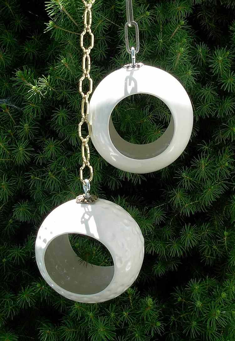 visiace kvetináče gule biela reťaz outdoor nápad