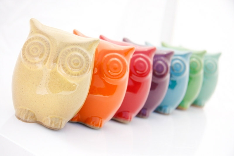 sovy pestrofarebné oranžové červené zelené modré kvetináče zvieratko