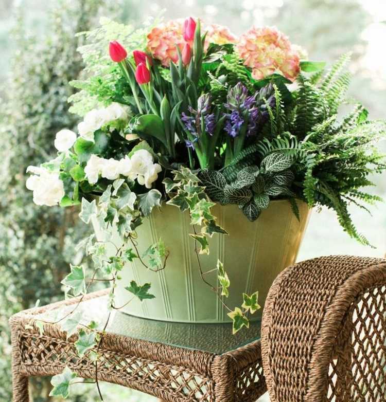 kvetináč-papradie-pre-tieň-brečtan-aranžmán-meč-papraď-tulipány
