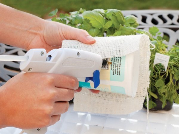 kvetináč na zvyškový materiál na výrobu upcyklovanej bylinkovej záhrady urob si sám zvyšky črepníka bylinková záhrada