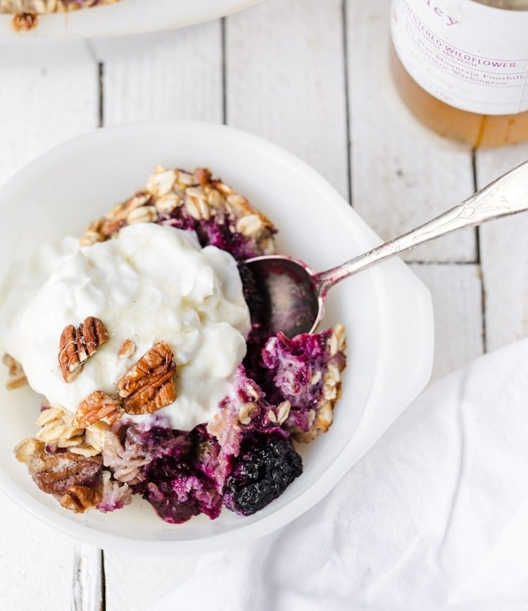 Recepty na vysoký krvný tlak - pečený ovos s černicami a vlašskými orechmi