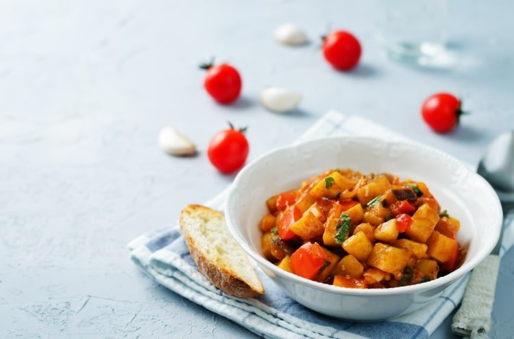 Vegetariánsky guláš so zemiakmi, paprikou a paradajkami na zníženie krvného tlaku