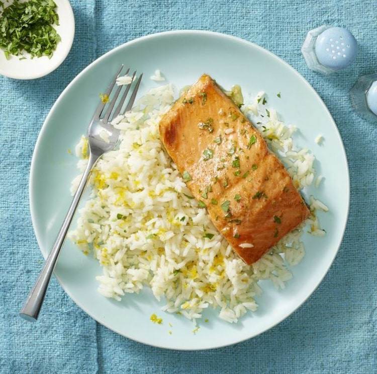 Recepty na vysoký krvný tlak s rybami - losos s ryžou, pomarančmi a kešu