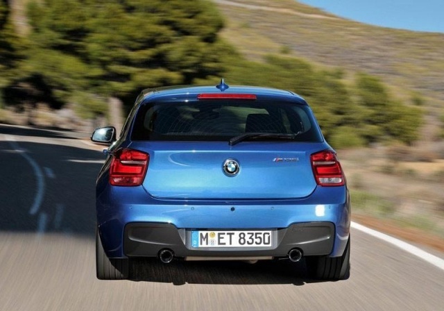 bmw m135i hetchback modrý zadný pohľad Pohľad zozadu na BMW M135i a VW Golf R hetchback