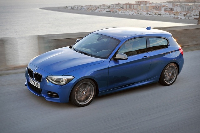bmw m135i 2013 modrá bočná jazda bmw m135i 2013 modrý bočný pohľad