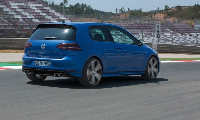 vw golf R 2013 modrá zadná strana vw golf r 2013 modrý pohľad zozadu
