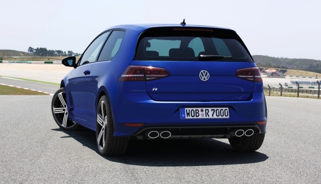 Volkswagen Golf R rýchla jazda zozadu Volkswagen Golf R 2014 zrýchlenie zozadu