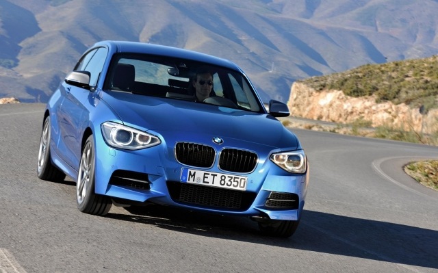 bmw m135i modrá pohľad spredu na športový výkon BMW M135i a VW Golf R modrý športový pohľad spredu