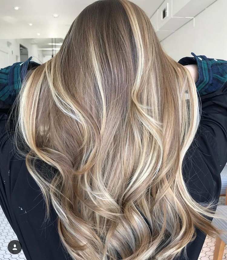 Hnedé vlasy s blond melírovanými doskami balayage vlasov