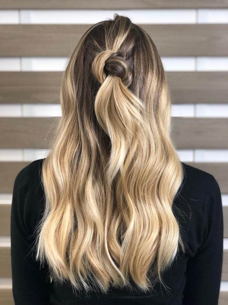 Blond vlasy s tmavými odleskami Trendy v balayage vlasoch 2021