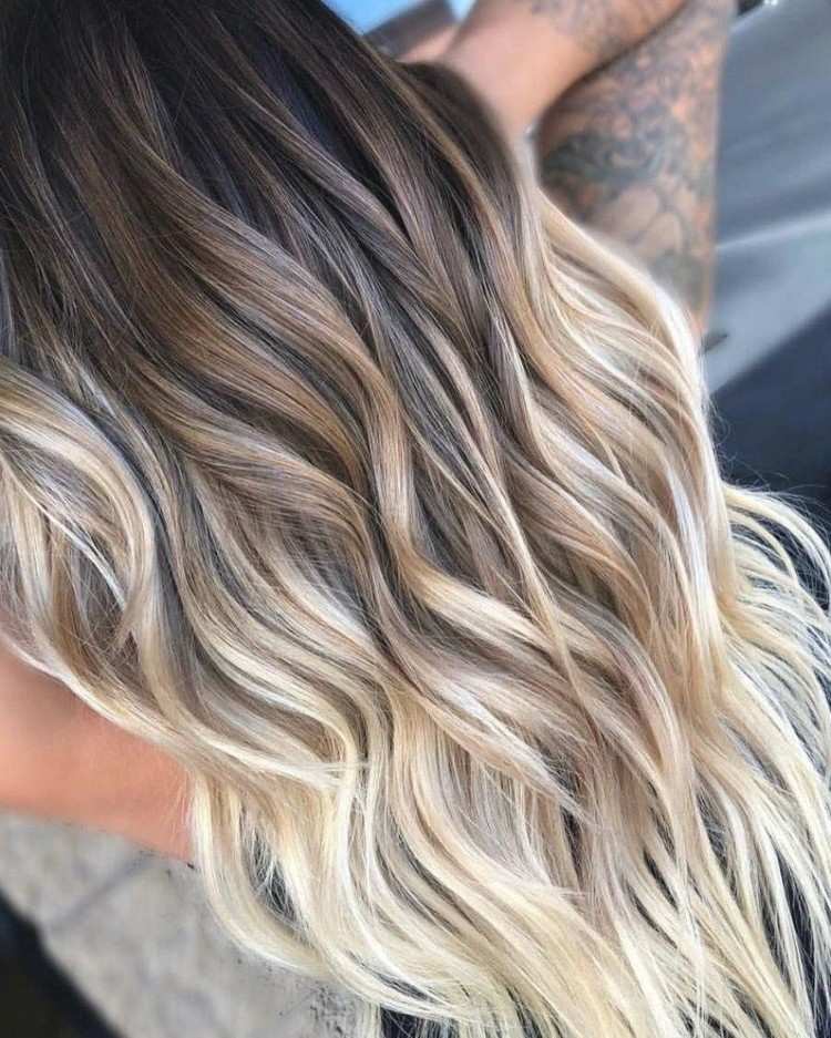 Board Balayage Hair Trend Blond vlasy s tmavými prameňmi
