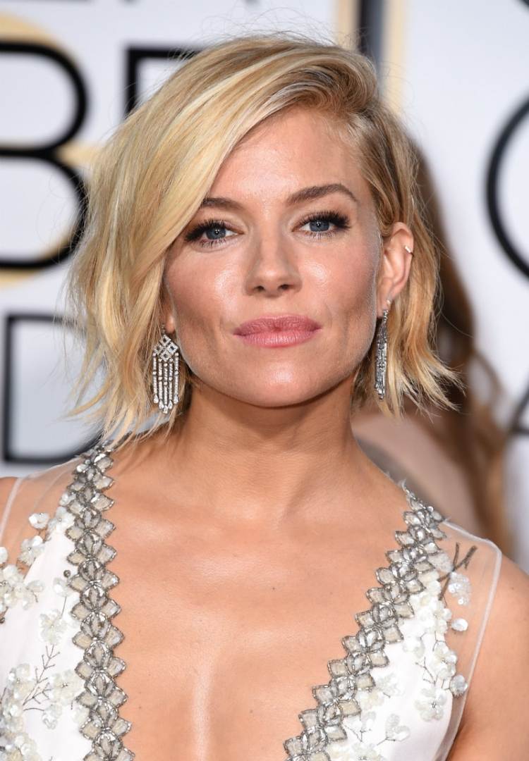 Mierne vlnitý bob účes so šikmou ofinou - Sienna Miller 2015 Bob účesy 2015 schrager-pony-side lúčenie-zlaté-globusy-sienna-miller