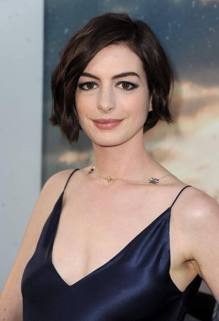 krátky bob bokom - Anne Hathaway Interstellar Premierre Bob účesy 2015 krátke-divné-ofiny-anne-hathaway-medzihviezdne-premiéra