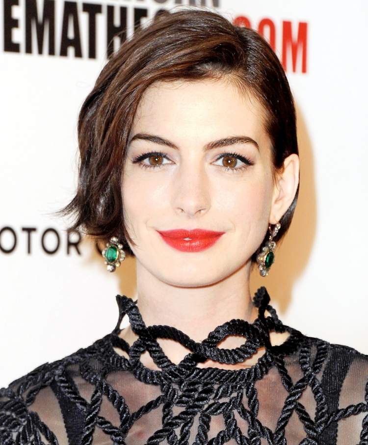 krátky hnedý bob rozlúčený na stranu - Anne Hathaway bob-účesy-2015-krátke-bob-anne-hathaway-bočné lúčenie