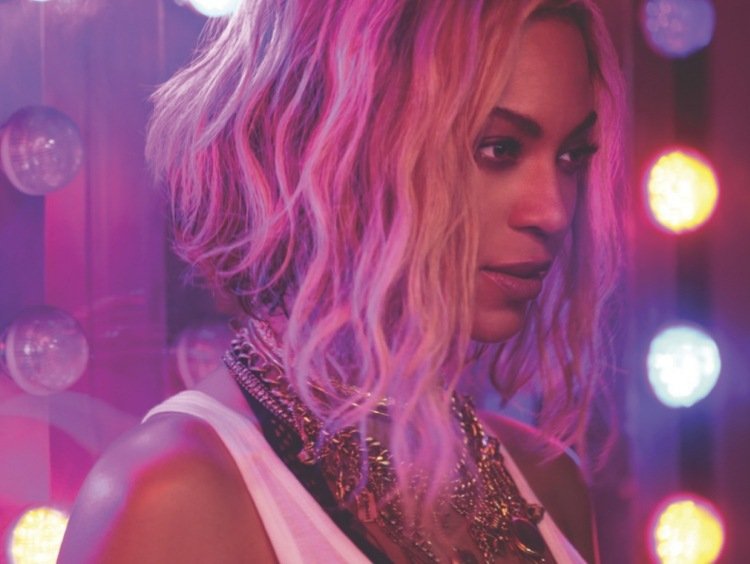 Beyonce z videa XO s asymetrickým bobom a vlnami bob-účesy-2015-asymetrické-bob-vlny-beyonce-xo-video