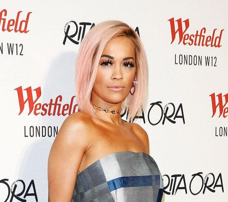 Dlhý bob účes a ružové vlasy od Rita Ora bob-účesy-2015-rita-ora-ružová-farba-bočné lúčenie
