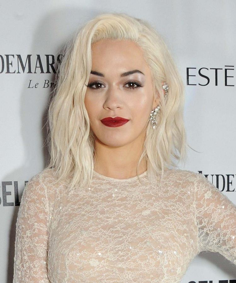 dlhý bob s vlnami - biele blond vlasy bob-účesy-2015-rita-ora-dlhý-bob