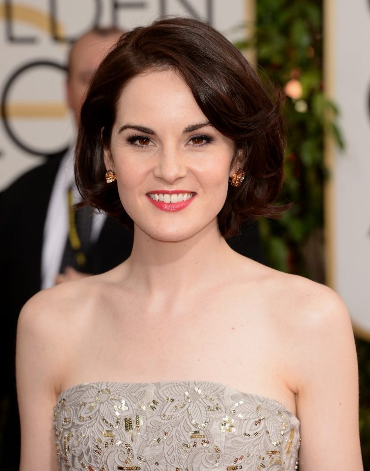 klasický bob so šikmou ofinou hnedý - Michelle Dockery bob-účesy-2015-michelle-dockery-schrager-pony