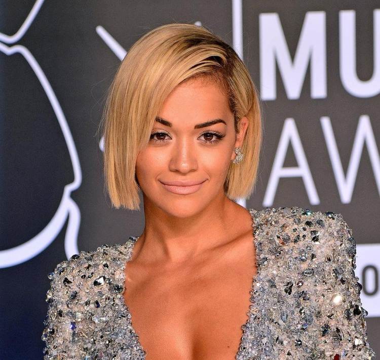 krátky uhladený bob so šikmou ofinou - Rita Ora Bob-účesy-2015-krátke-bob-šikmé ofiny-rovné vlasy-Rita-Ora